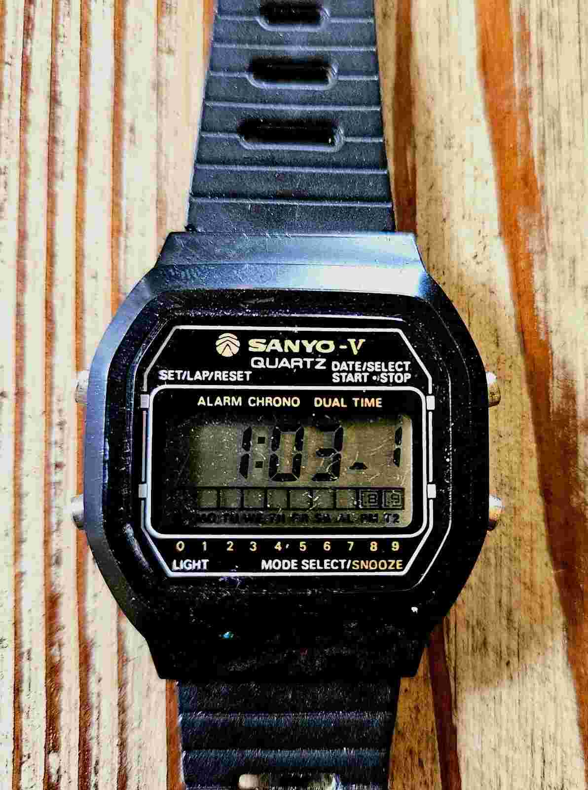 Vintage SANYO V LCD Watch BLACK PLASTIC CALENDAR STOP WATCH ALARM LIGHT