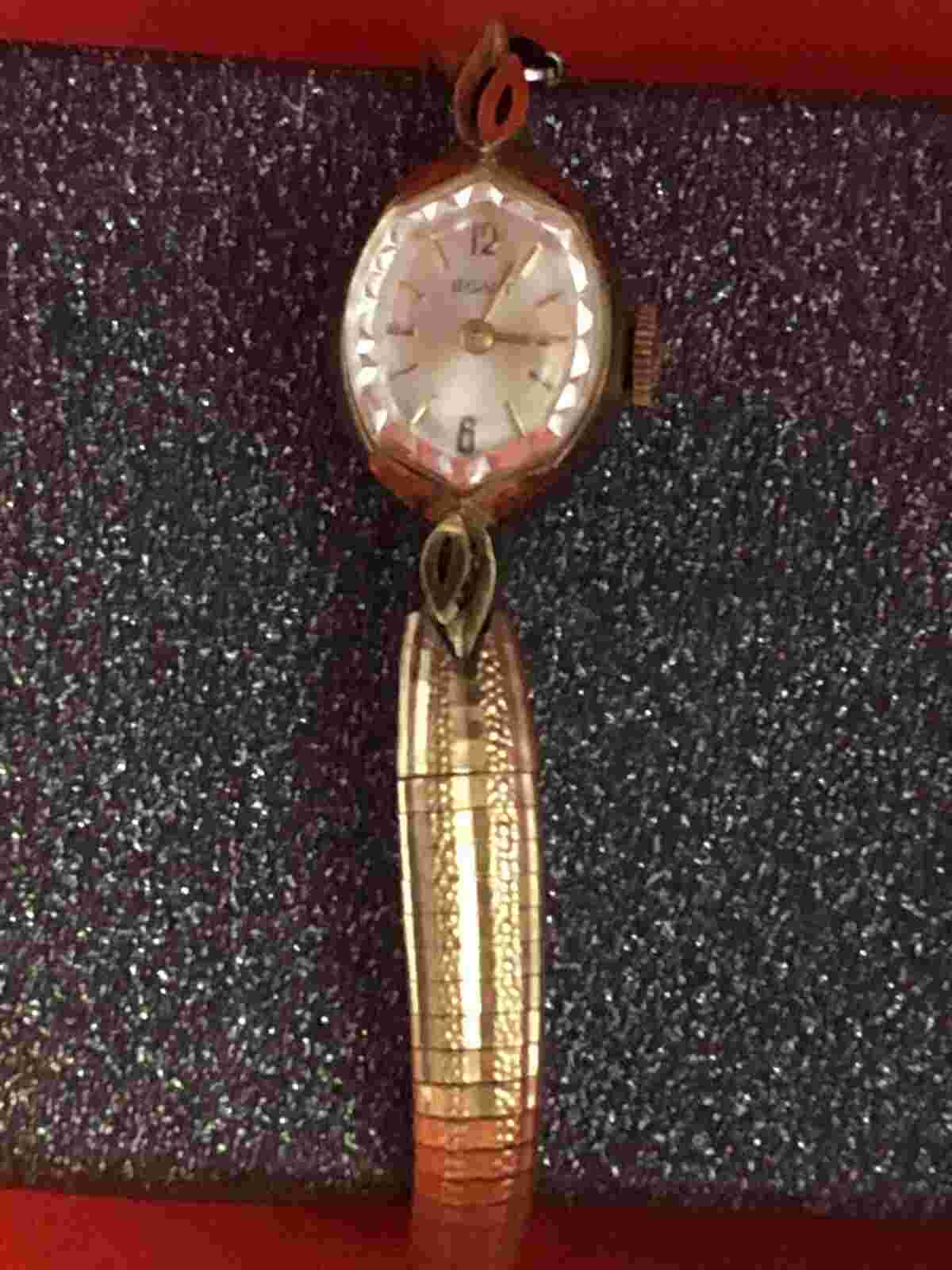 Vintage LeGant ladies mechanical watch. Works