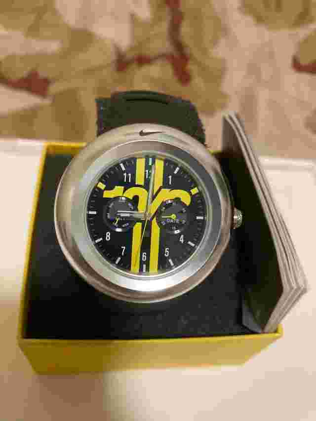 Lance Armstrong 10/2 Analog Nike Black/Tour Yellow watch Livestrong worn only 2x