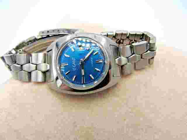 Vintage Rare Beautiful Ladies Le Gant QS Watch Bright Blue Dial Date Indicator
