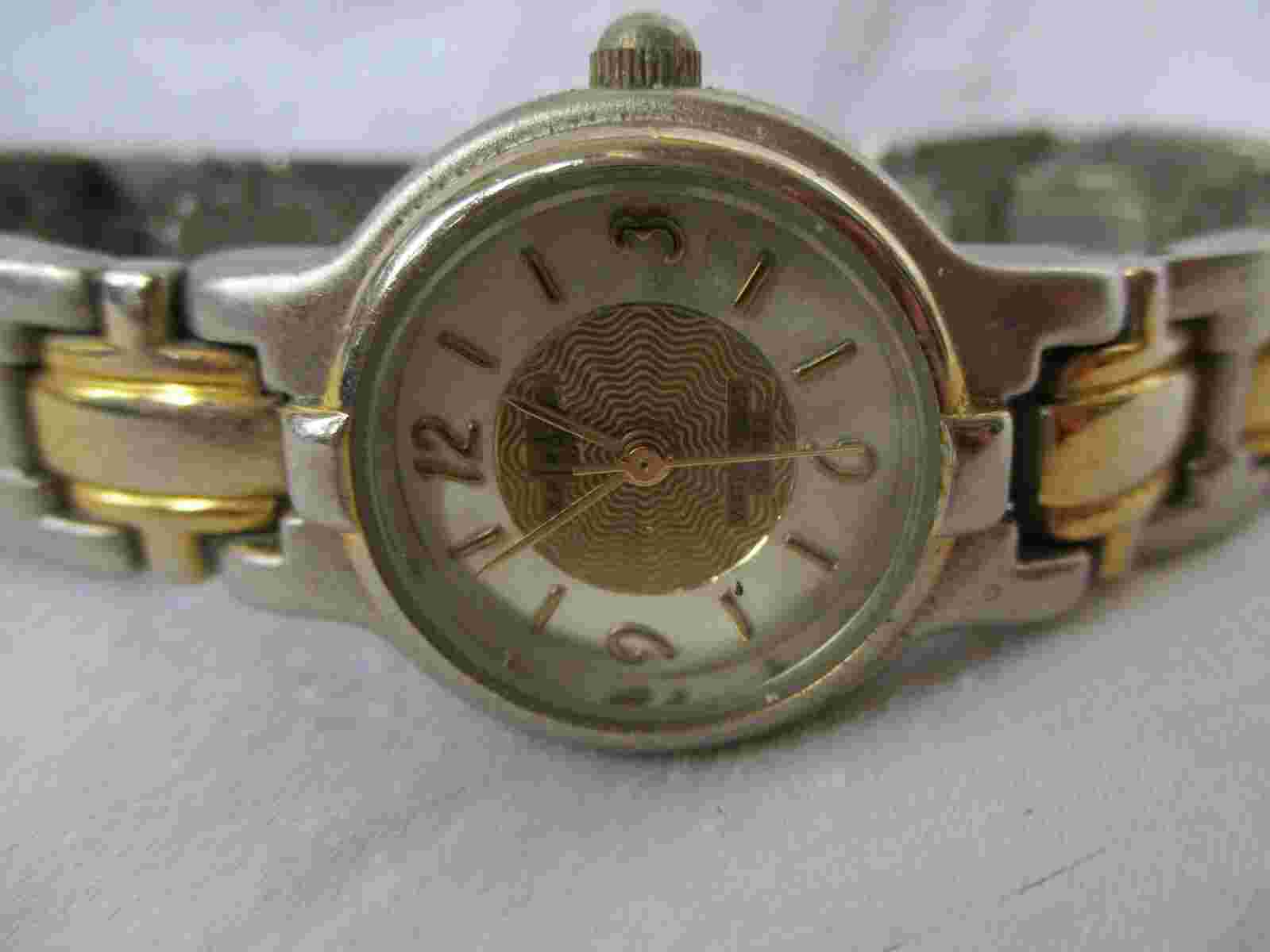 L.A. Express Analog Wristwatch with Quartz Movement and Water Resistance