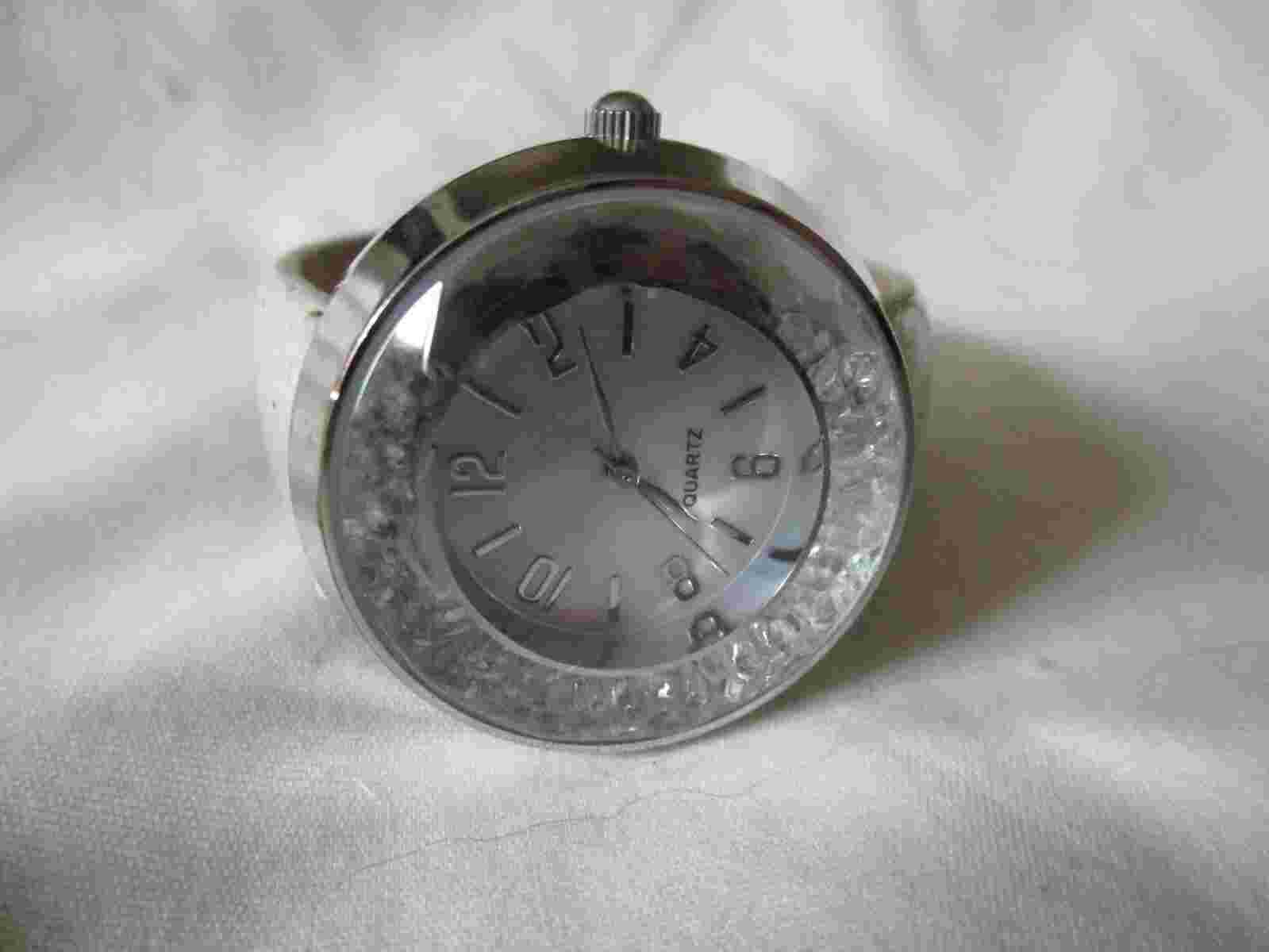 Accutime Analog Wristwatch with a Buckle Band and Quartz Movement