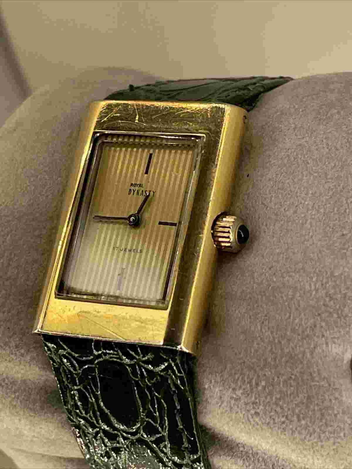 Beautiful 1960’s Royal Dynasty 26mm 17 Jewels Swiss manual wind Ladies watch.