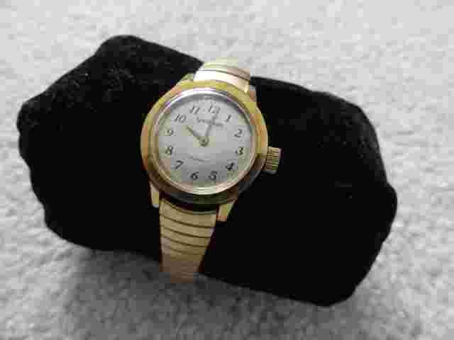 Vantage 17 Jewels Vintage Wind Up Ladies Watch with a Stretch Band
