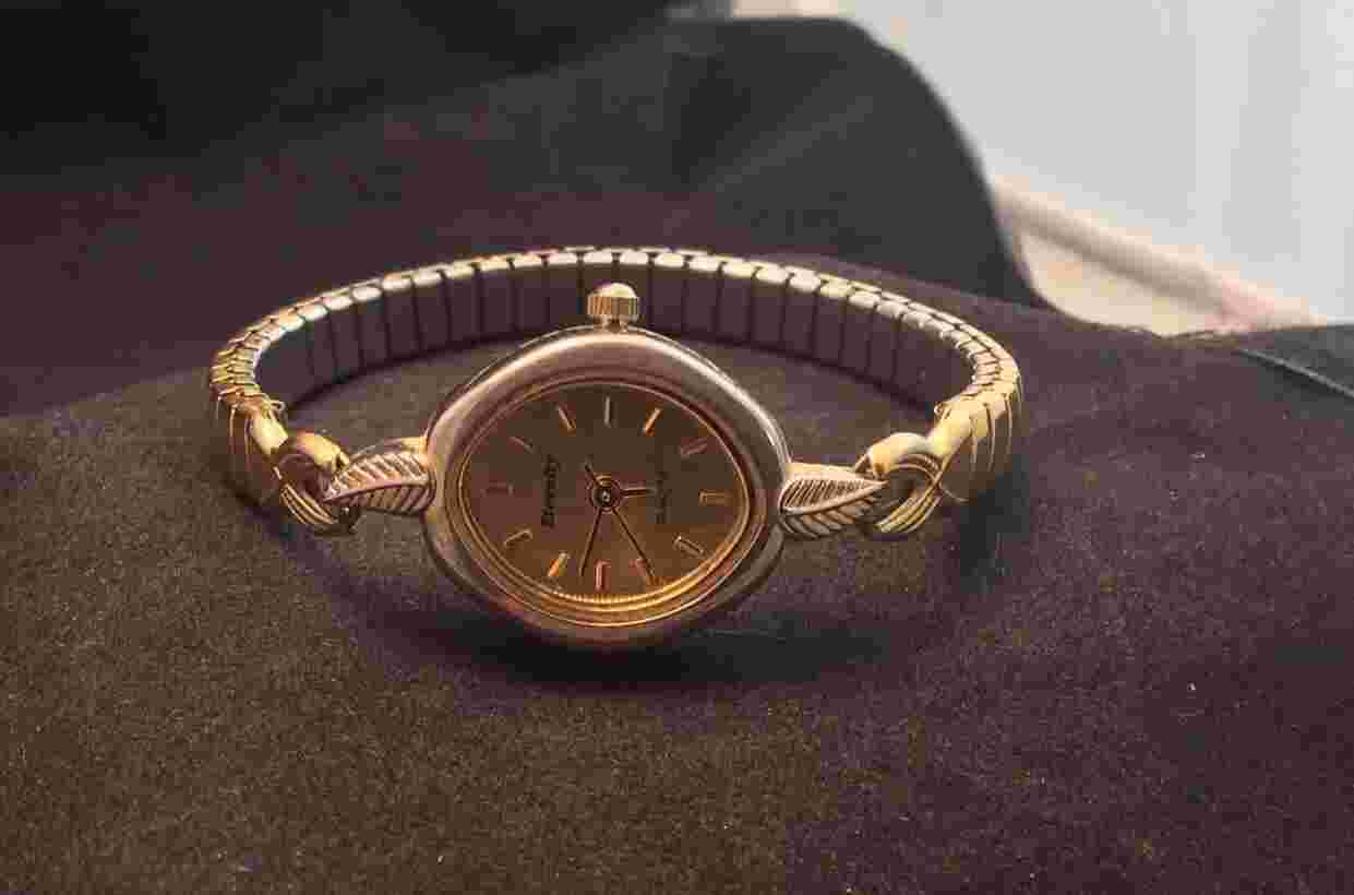 Very Nice Gold Tone Ladies Eternity Quartz Watch With Flex Band Model AWCLAIL
