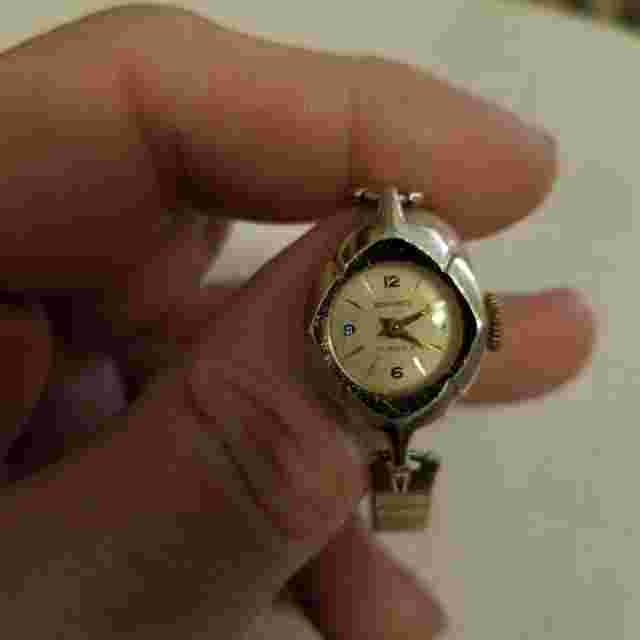 Vintage Womens Belforte Wind Up Watch 17 Jewels Gold Color Case and Flex Band