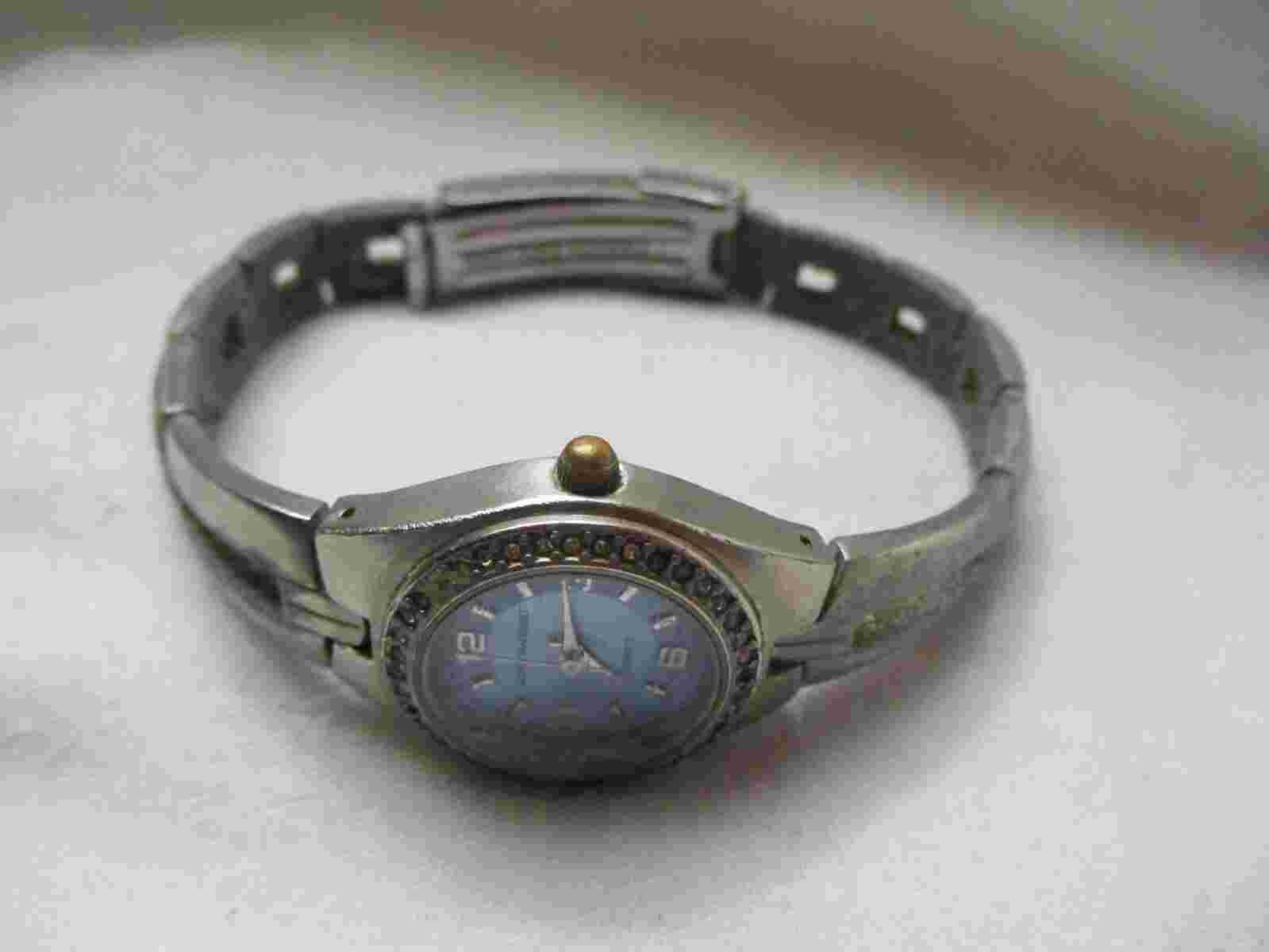 Gloria Vanderbilt Analog Wristwatch with Water Resistance and Quartz Movement
