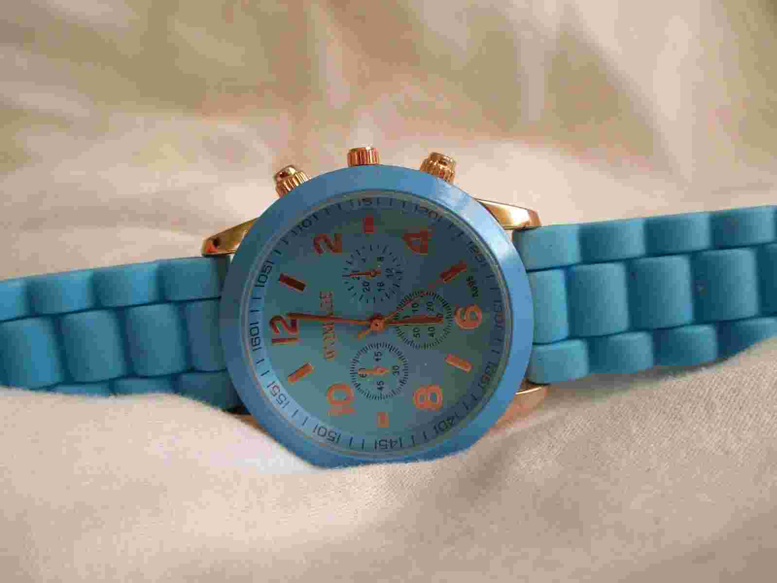Womage Analog Wristwatch with a Buckle Band