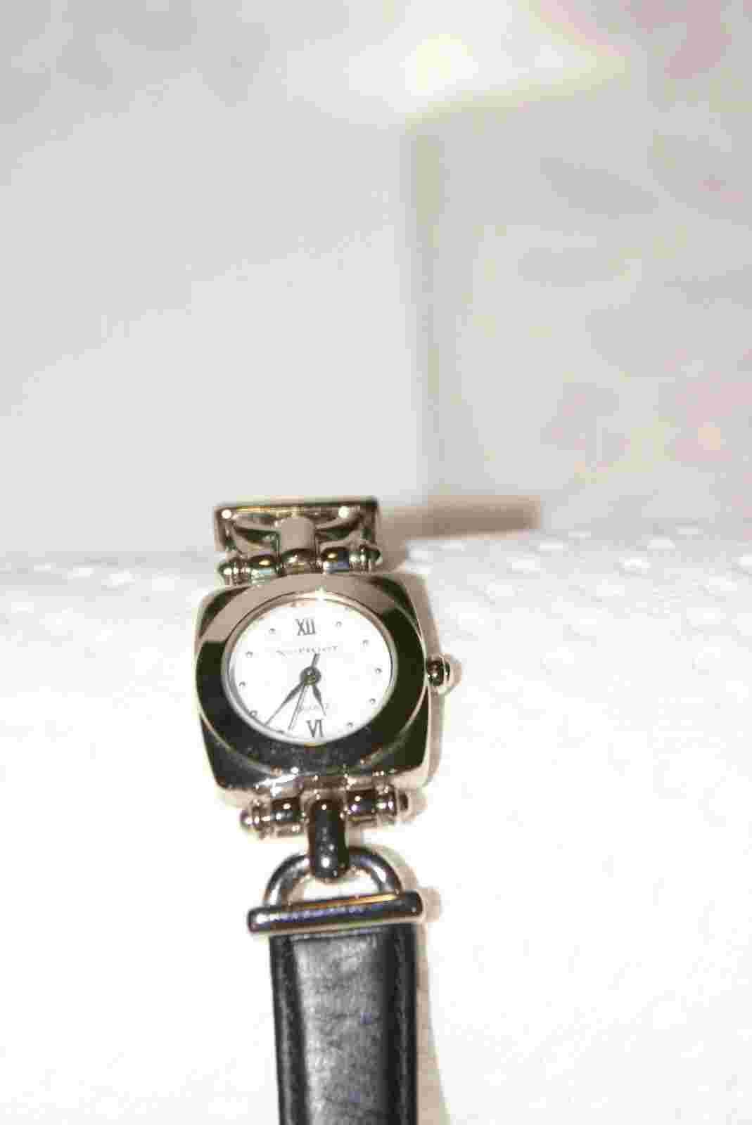 Vintage VERNIER SILVER Tones Hinged Cuff LEATHER Ladies Watch NEW BATTERY JAPAN