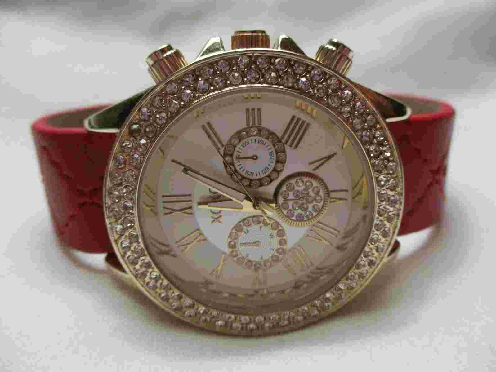 Xoxo Analog Wristwatch with a Buckle Band