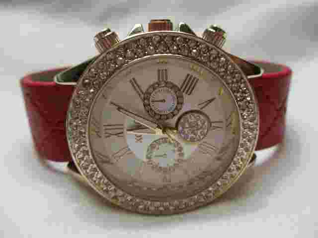 Xoxo Analog Wristwatch with a Buckle Band