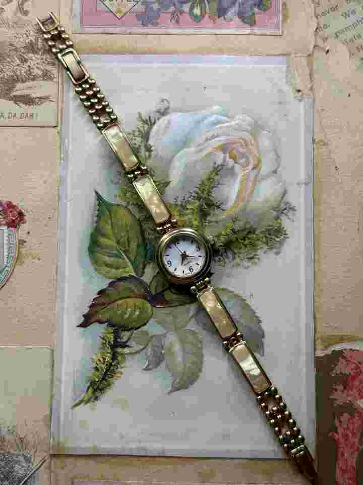 Avon yellow enamel gold tone gemstone style vintage watch working new battery