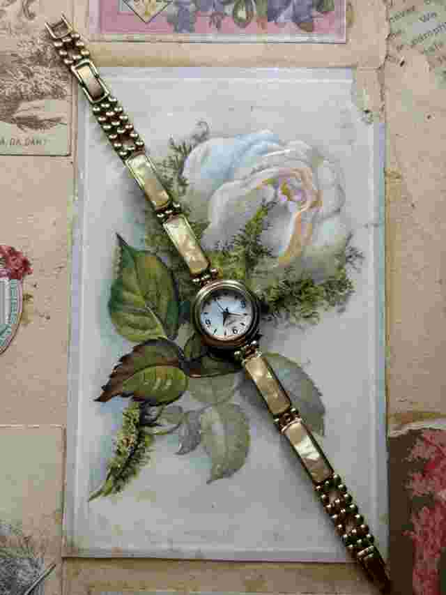 Avon yellow enamel gold tone gemstone style vintage watch working new battery