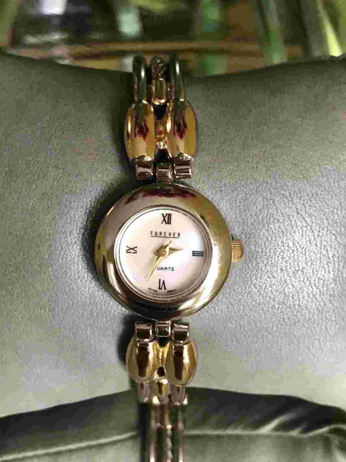 Vintage Forever Mother Of Pearl Dial Two Tone Analog Ladies Watch 6”1/2