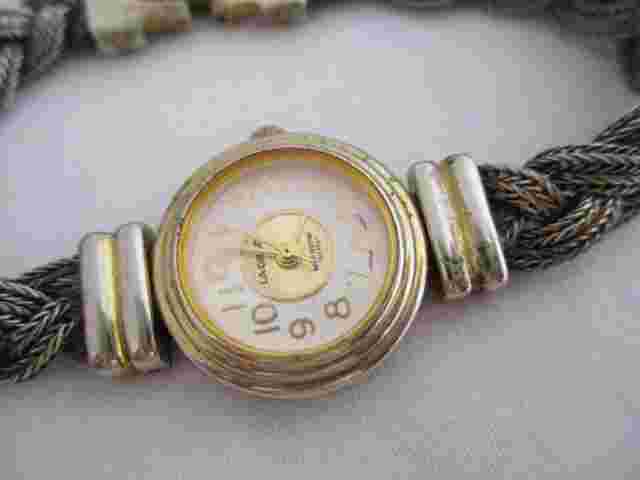 LA Gear Women's Analog Watch Gold Toned Bracelet Band