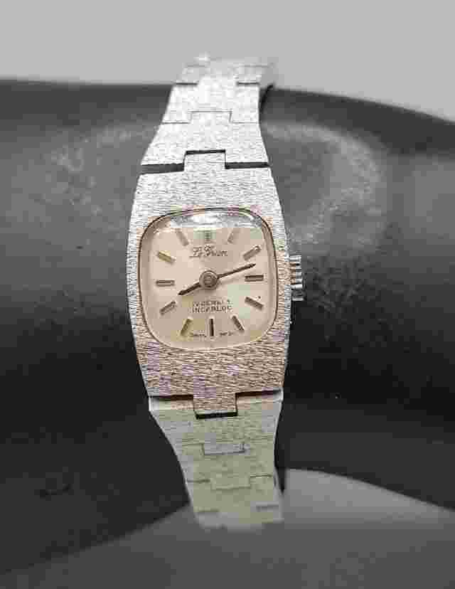 Vintage Le Gran Ladies Wind Watch Swiss Made 17 Jewels Silver Tone Petite 5.5"