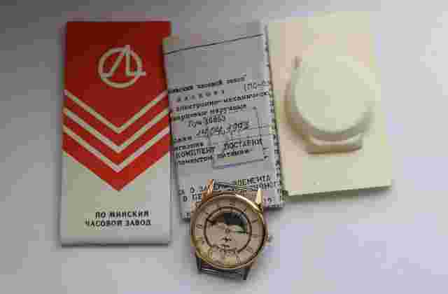 Watch LUCH MOON PHASE calendar Quartz vintage Soviet made in USSR