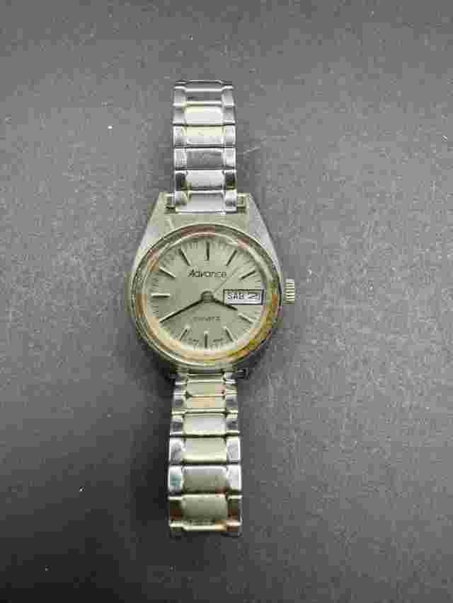 Vintage Advance Analog Day/Date Quartz Watch Silver Tone Metal Stretch Band