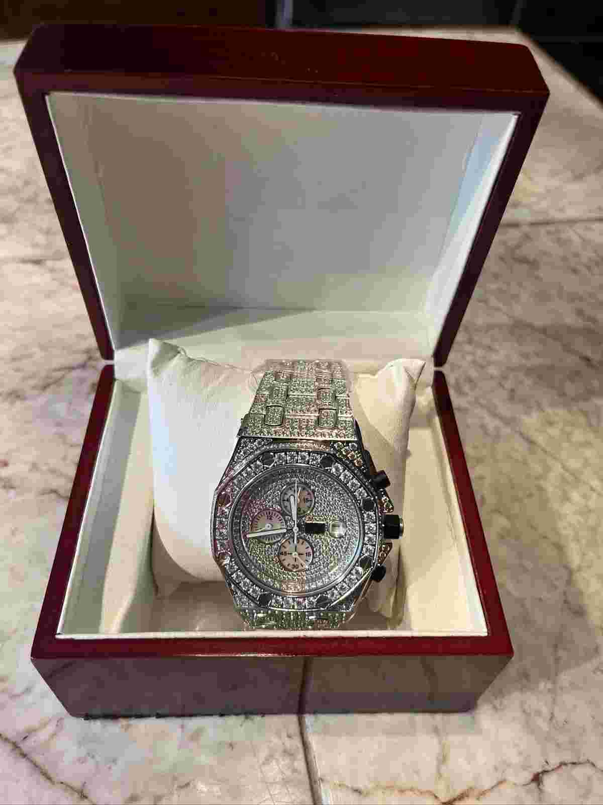JU Jewelry Unlimited Men’s Crystal Watch