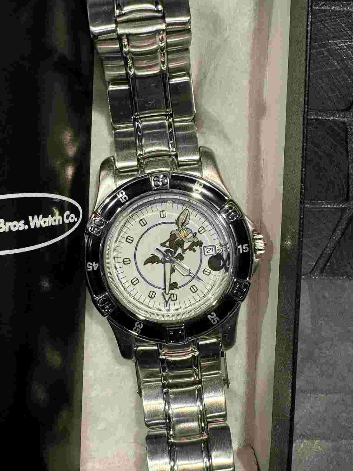 Brand New FOSSIL Wile E Coyote Watch Warner Bros Collection