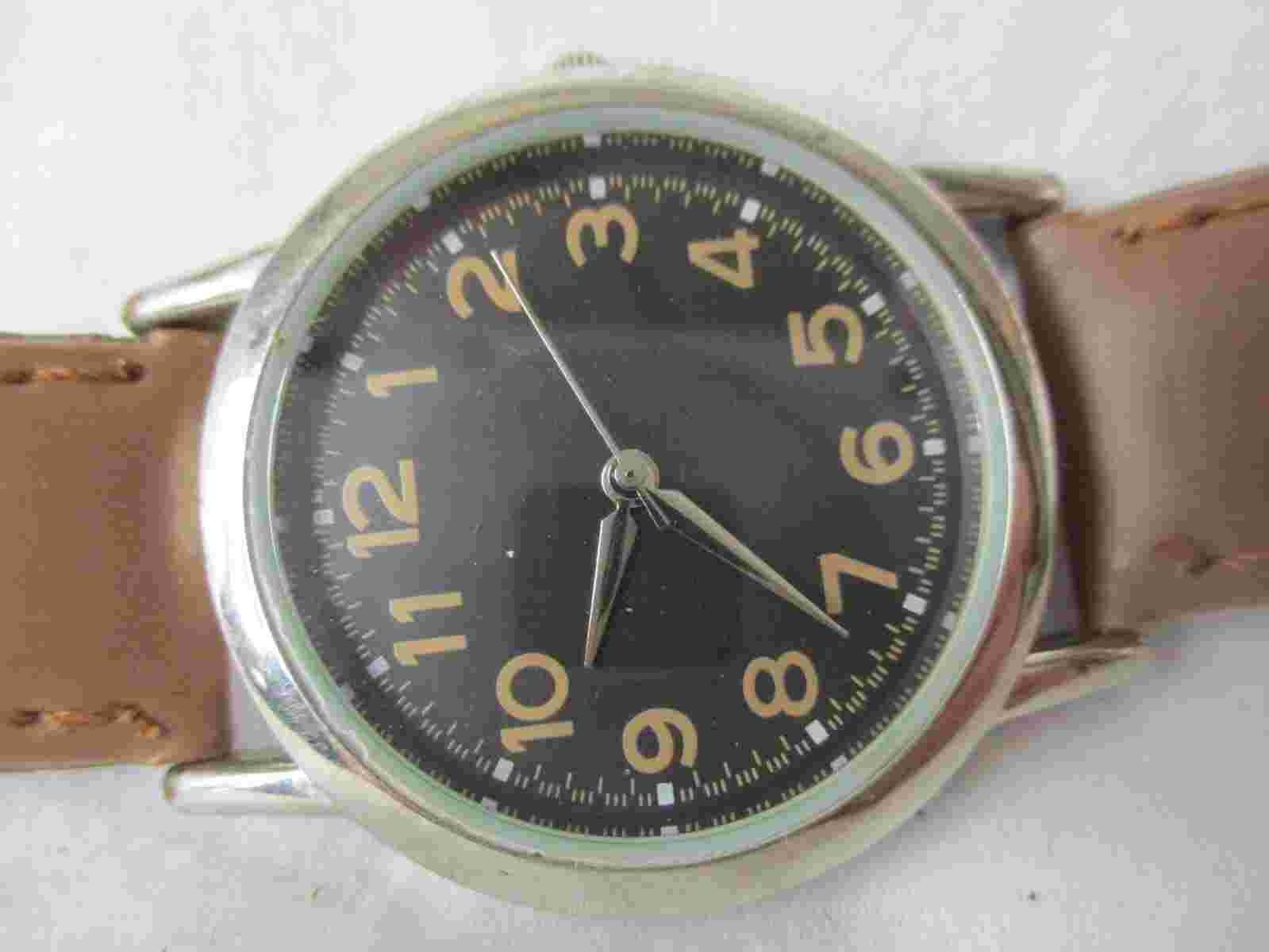 Calvin Hill Analog Wristwatch with a Buckle Band
