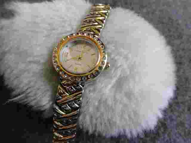 Jaclyn Smith Quartz Ladies Watch with a Pretty Band