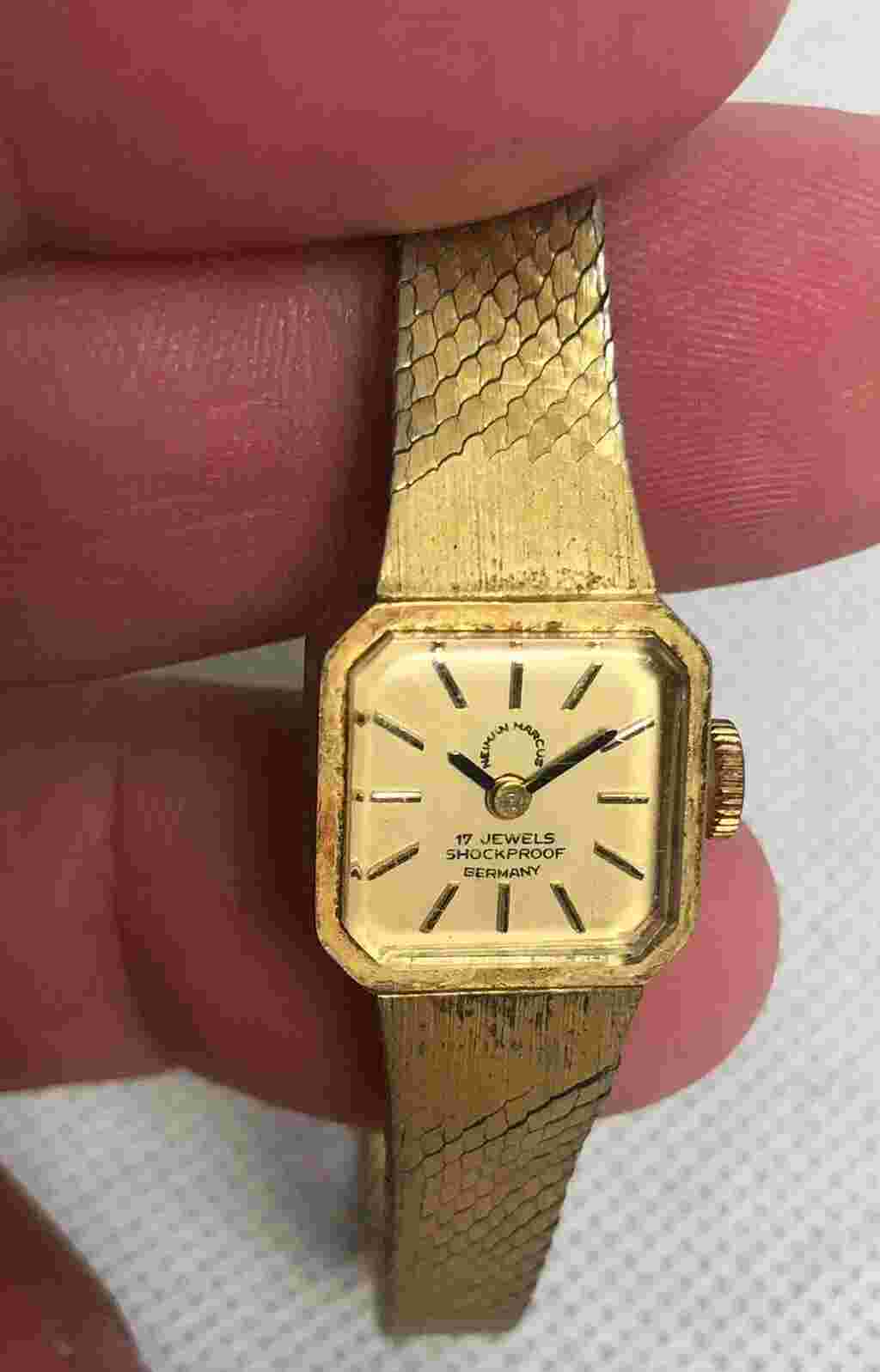 Neiman Marcus Shockproof Germany Gold Tiny Vintage Womens Watch Stand 17 Jewels