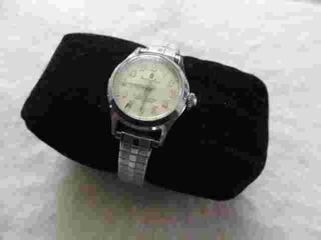 Swiss Made Sovereign Vintage Mechanical Wind Up Ladies Watch with a stretch band