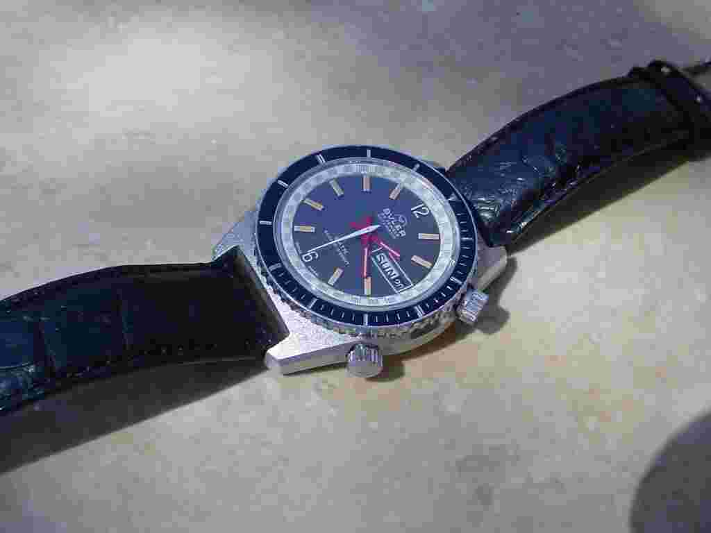 Vintage Diving BULER, 25 Jewels Automatic, Rotating Bakelite Bezel, Day Date.