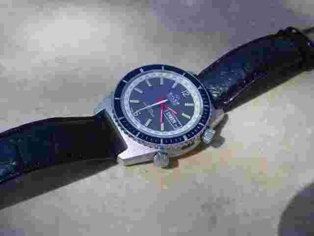 Vintage Diving BULER, 25 Jewels Automatic, Rotating Bakelite Bezel, Day Date.