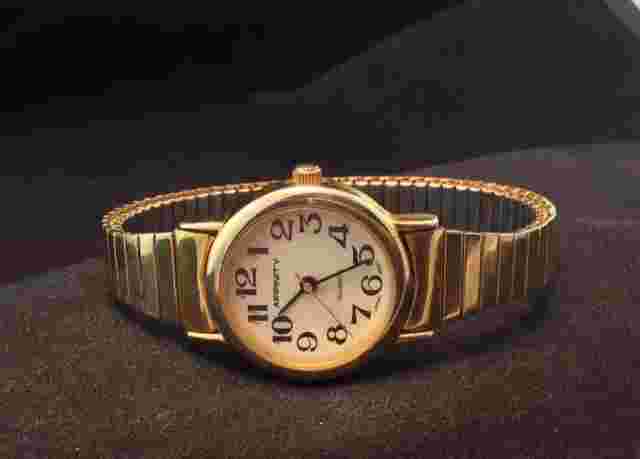 Affinity Quartz Watch Gold Tone Stretch Bracelet Easy To Read Numbers Works