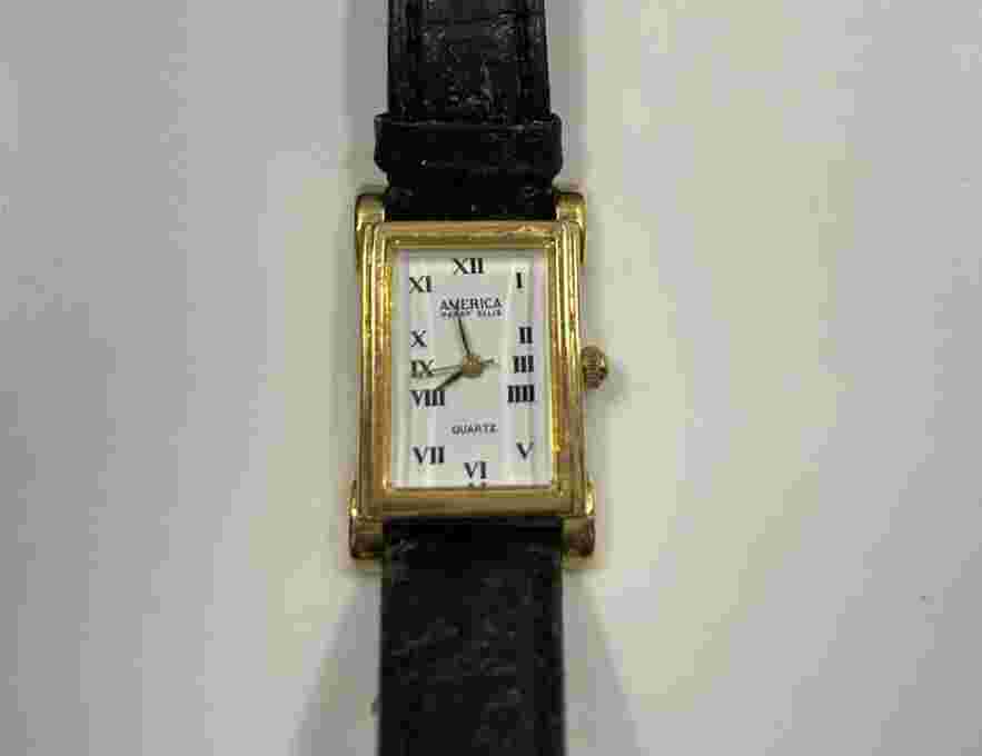 Vintage AMERICA Perry Ellis Gold Tone Quartz Analog Women's Watch APE1448 Japan
