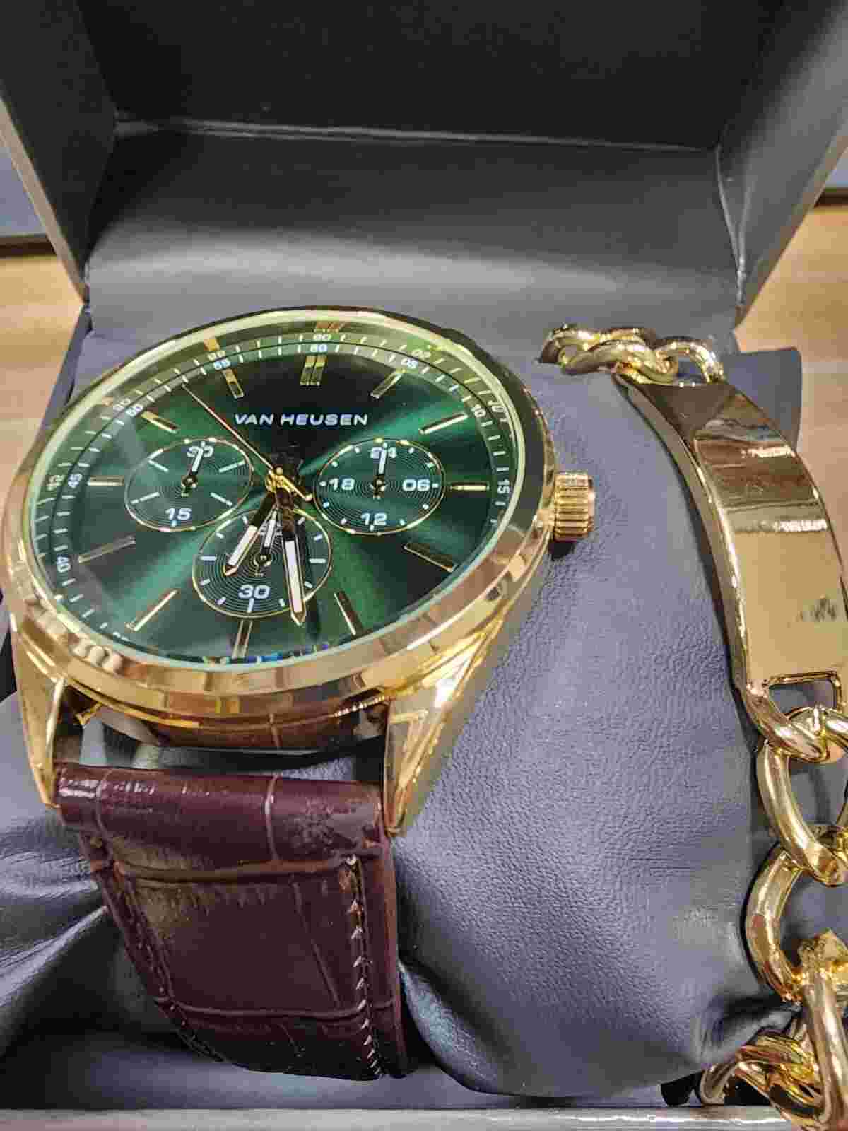 Van Heusen Men's VAN2132BU Watch and Bracelet set