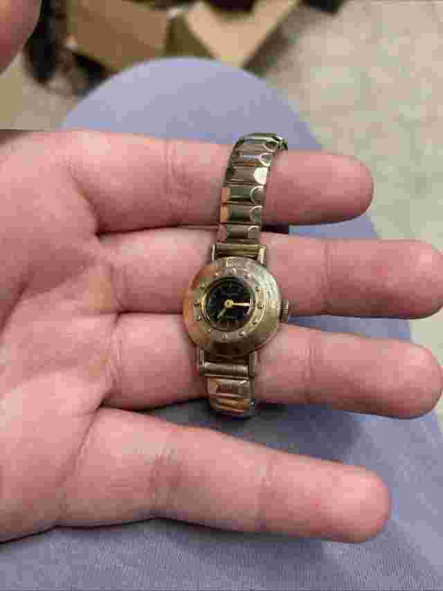Kingston Watch Ladies In Gold Mechanical Wind 17 Jewels Elastic Band WORKS!!!!!!