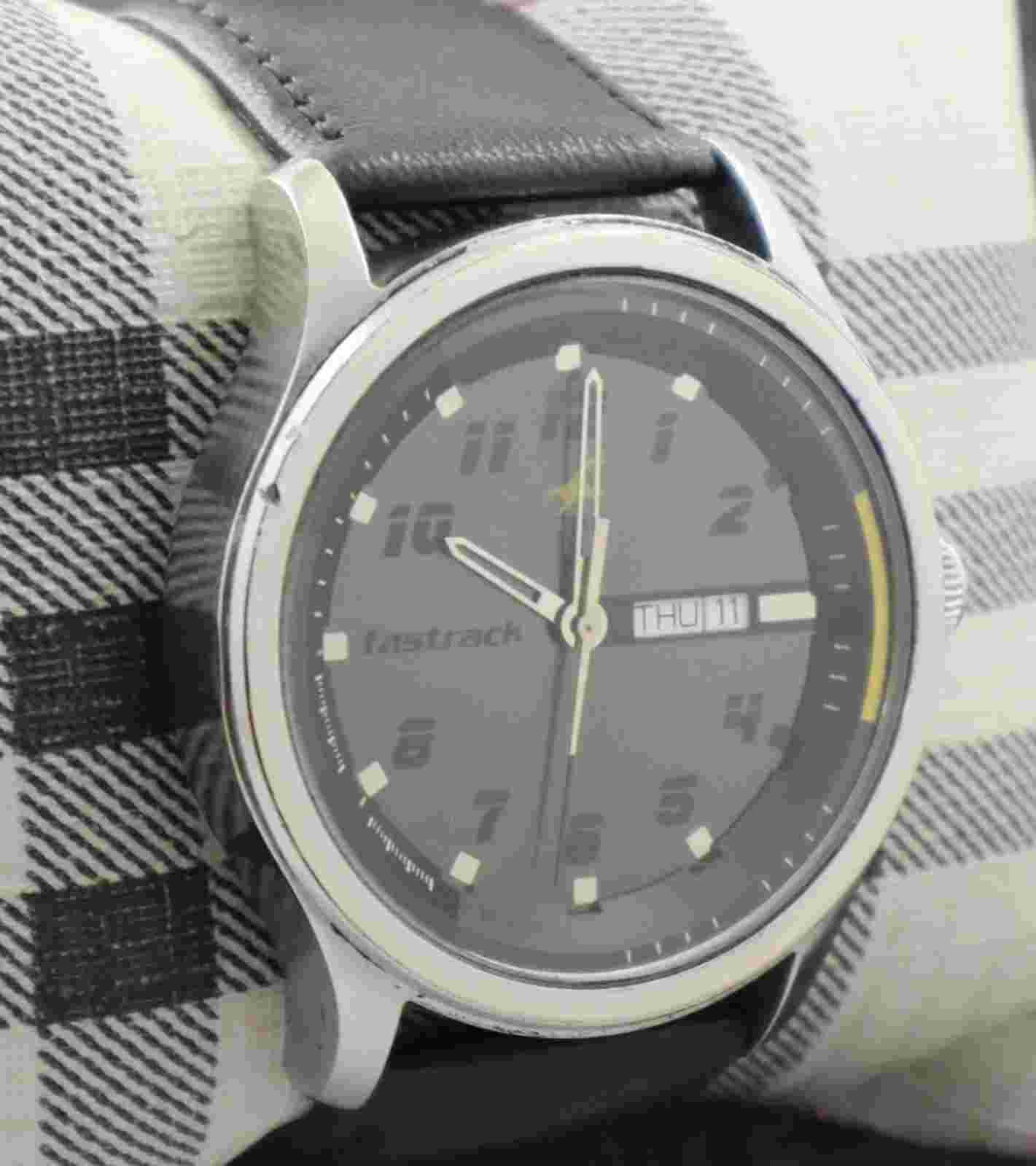 Casual Fastrack Men Brown Dial with Day & Date Leather Band Quartz Wristwatch