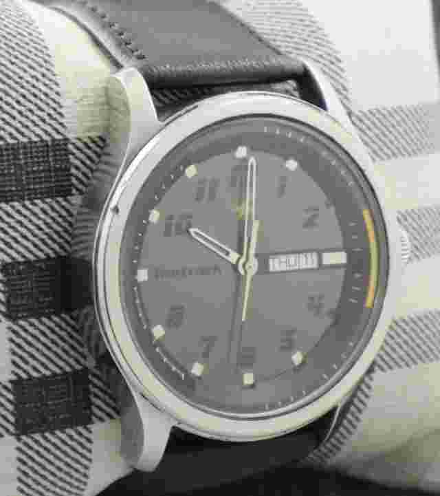 Casual Fastrack Men Brown Dial with Day & Date Leather Band Quartz Wristwatch