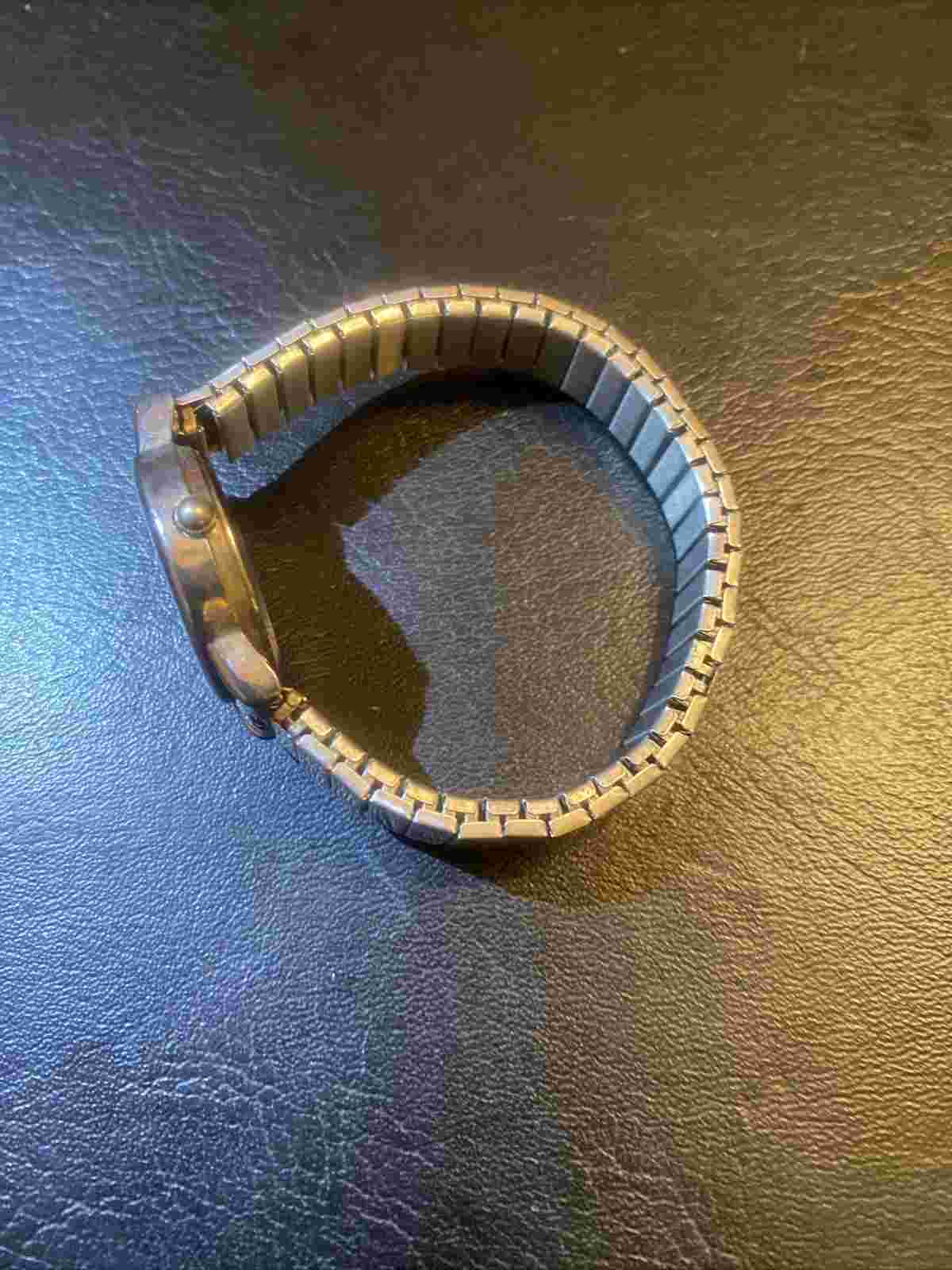 Watch-it Quartz Watch, White Face, Ridged Stretch Band, Excellent New Battery