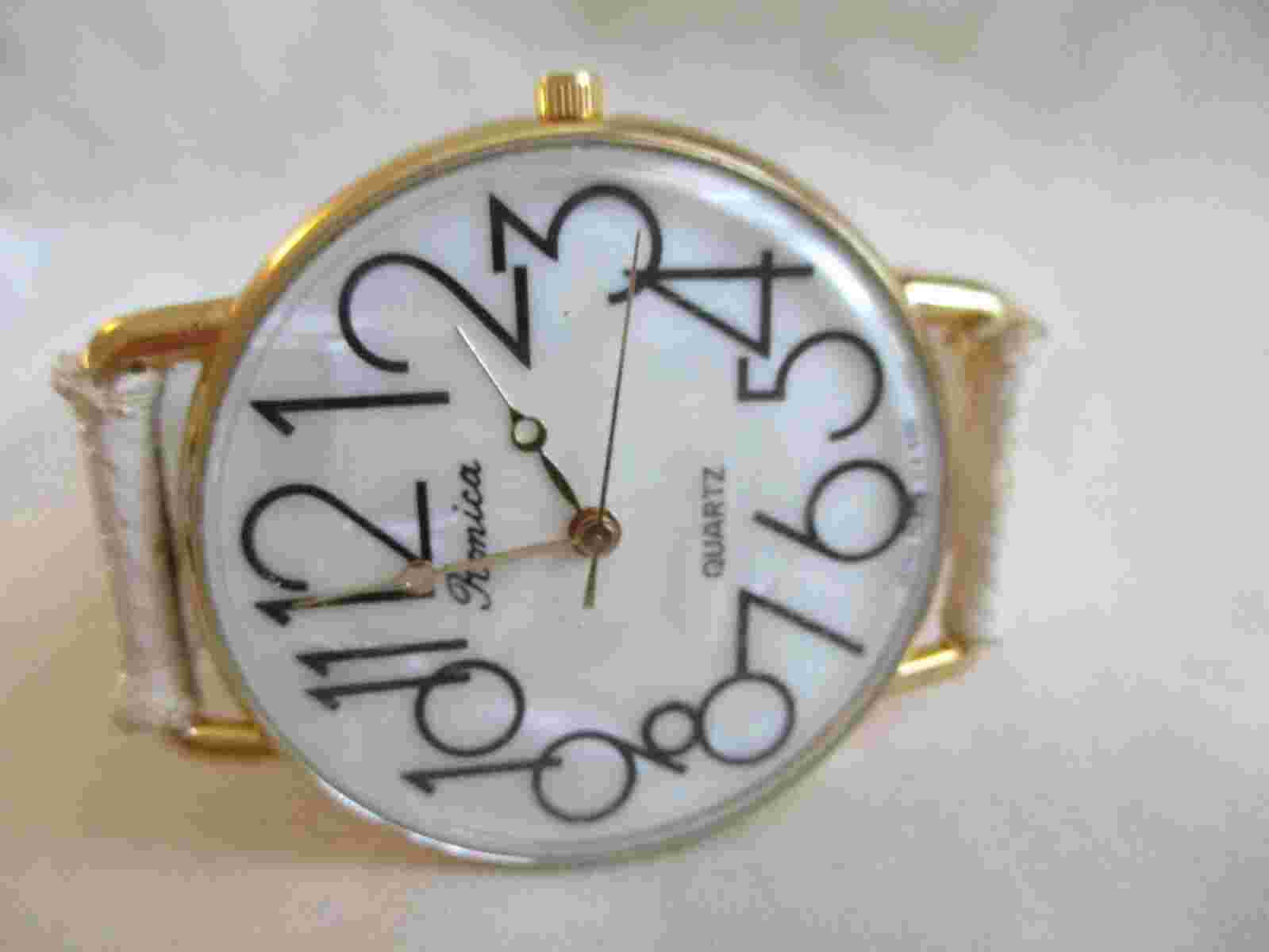 Ronica Analog Wristwatch with a Buckle Band and Quartz Movement
