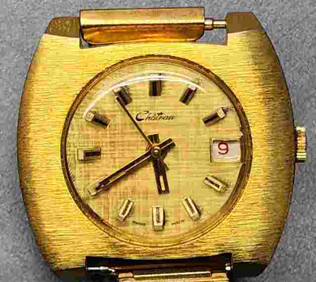 VINTAGE SWISS MENS CHATEAU LARGE SQUARE WATCH 3D MARKERS RUNS 1.5" BY 1.5"