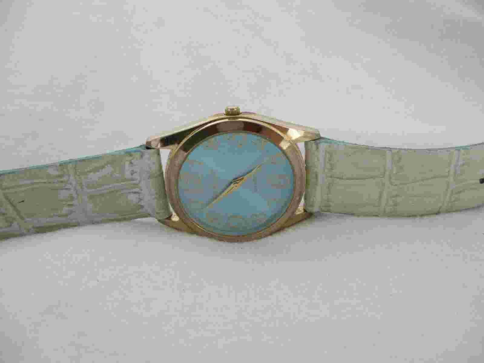Gossip Analog Wristwatch with a Buckle Band and Quartz Movement