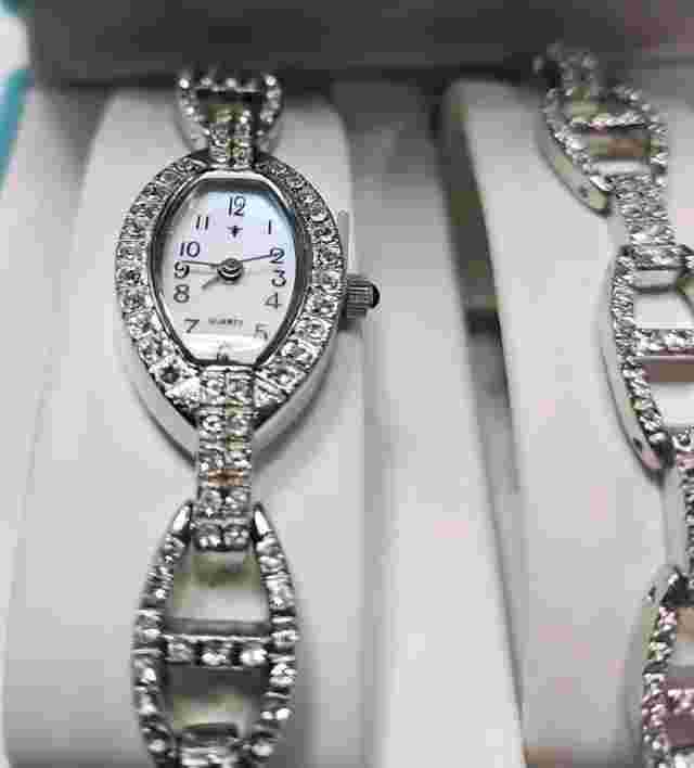 Cato Womens Watch And Bracelet Set Silver Tone Jeweled New Battery