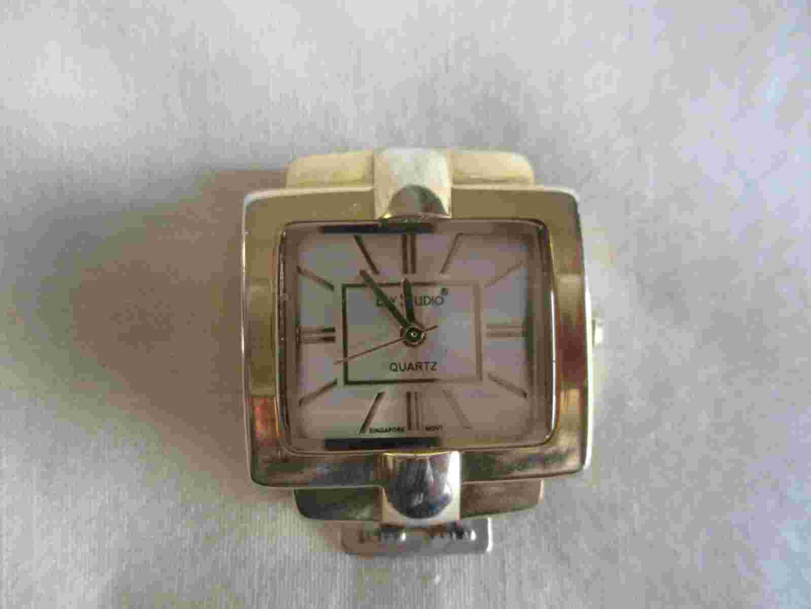 Bay Studio Analog Wristwatch with Quartz Movement