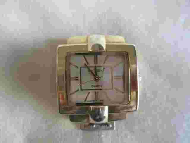 Bay Studio Analog Wristwatch with Quartz Movement