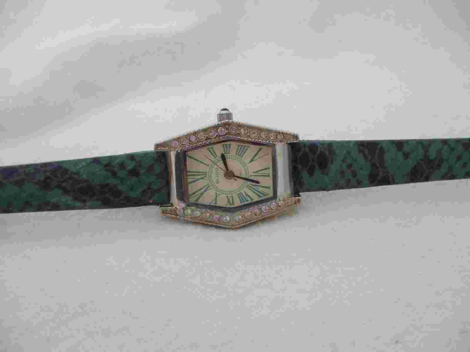 Bijou Analog Wristwatch with a Buckle Band and Quartz Movement