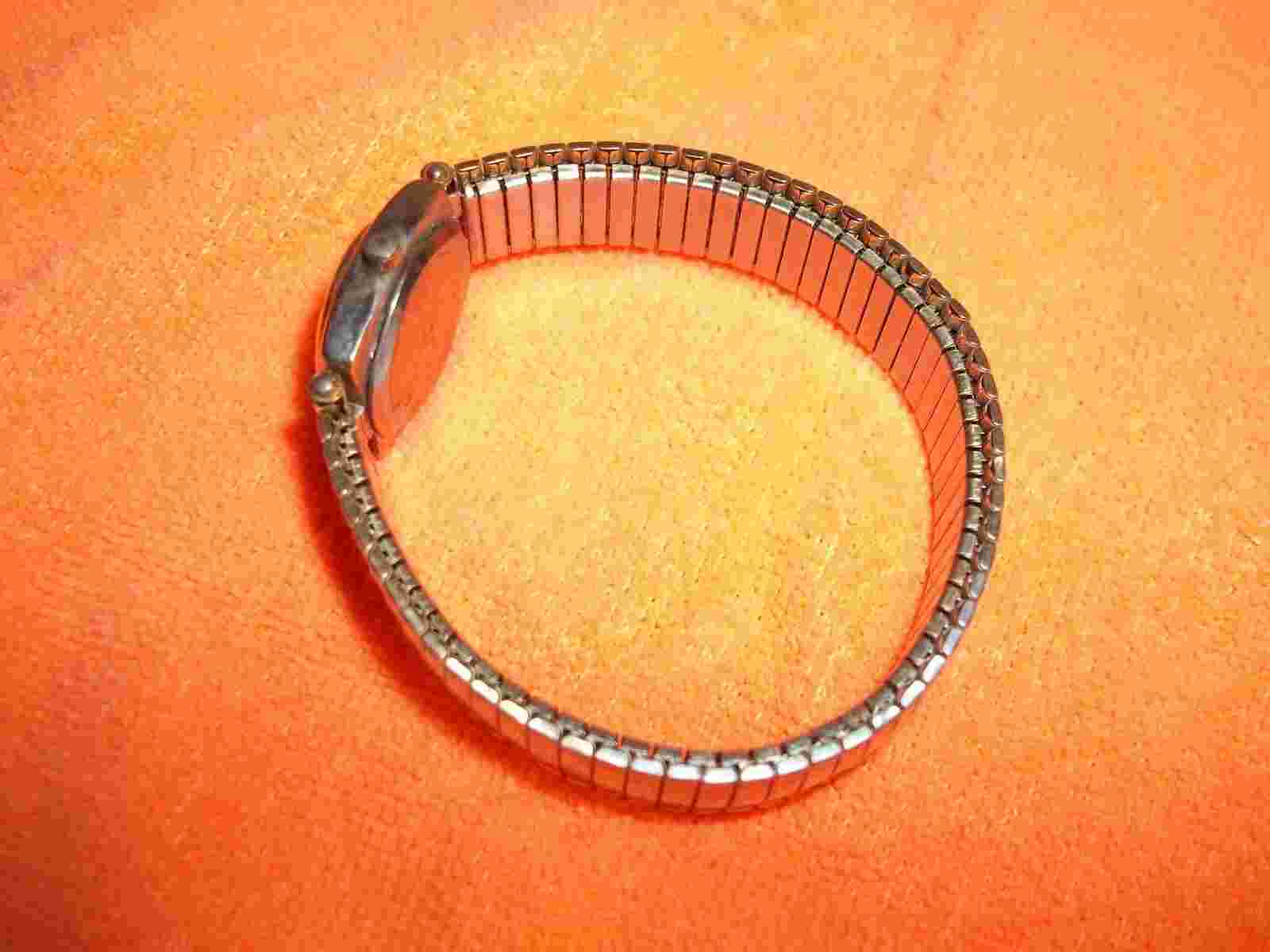 B7   Wrangler Ladies Watch round dial with flex band