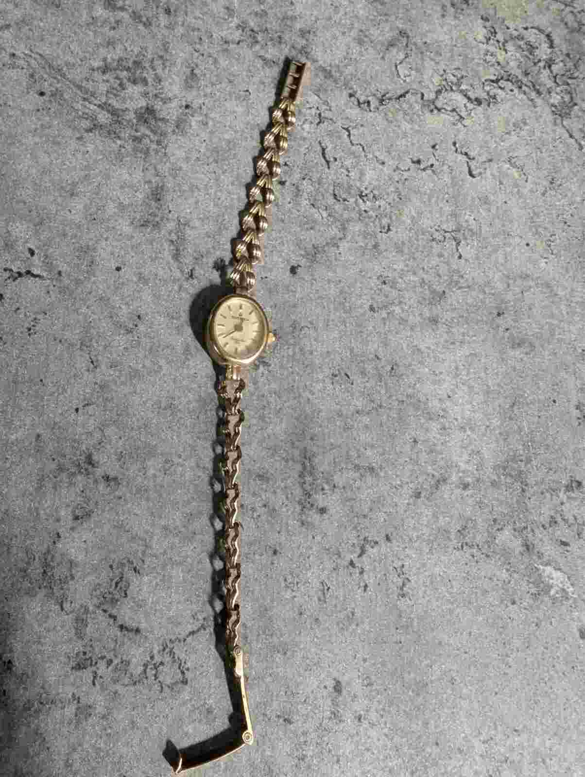 Vintage ladies sovereign 9ct gold watch, all works