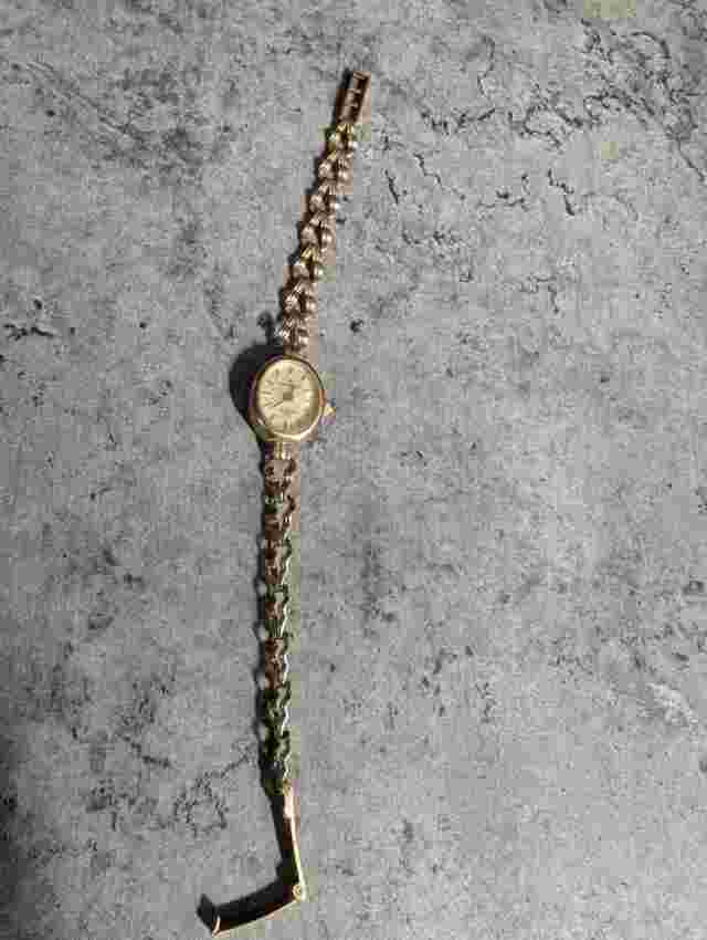 Vintage ladies sovereign 9ct gold watch, all works