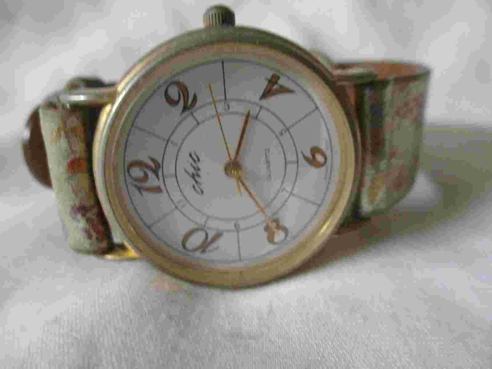 Chic Analog Wristwatch with a Buckle Band and Quartz Movement