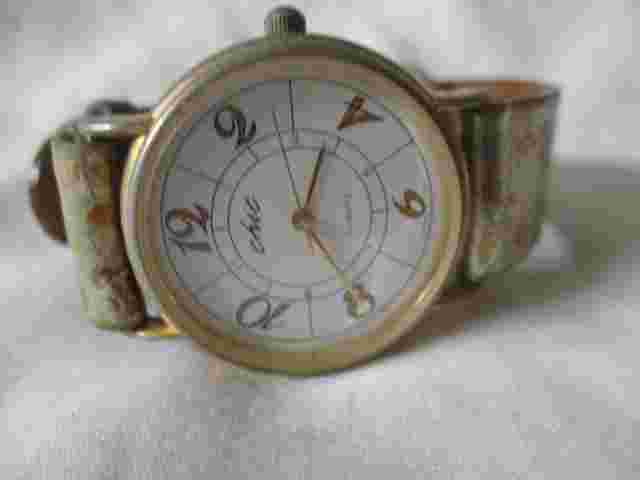 Chic Analog Wristwatch with a Buckle Band and Quartz Movement