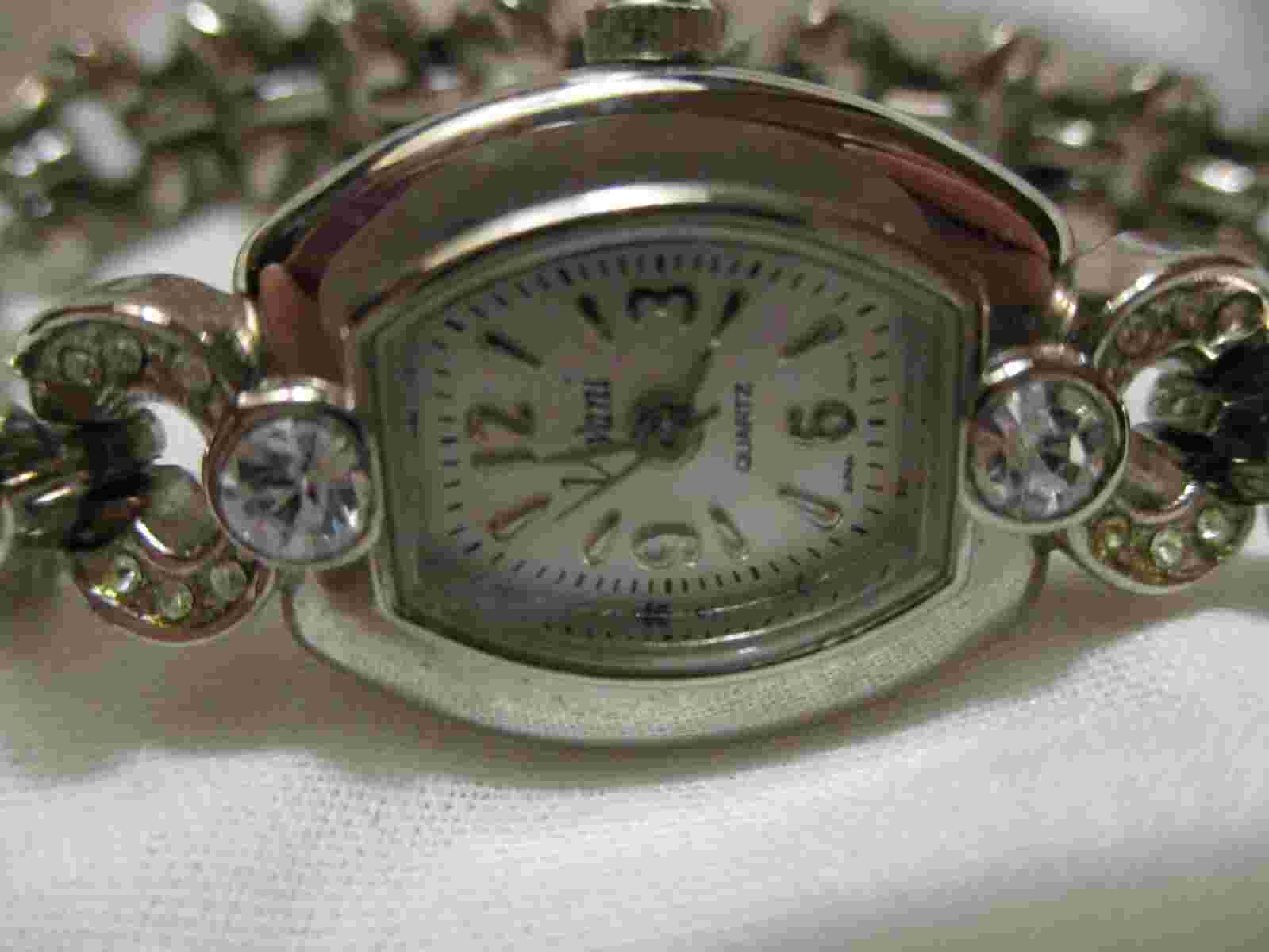 Vivani Analog Wristwatch with Quartz Movement